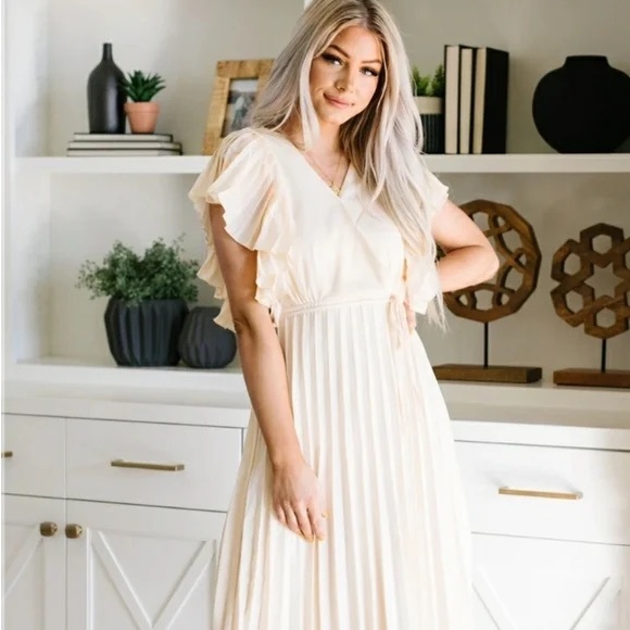 Polagram cream flutter sleeve, pleated dress - Picture 2 of 16